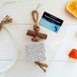 Іграшка-Погризушка для папуг та гризунів , камінь-пемза на канаті Zelena Zoo